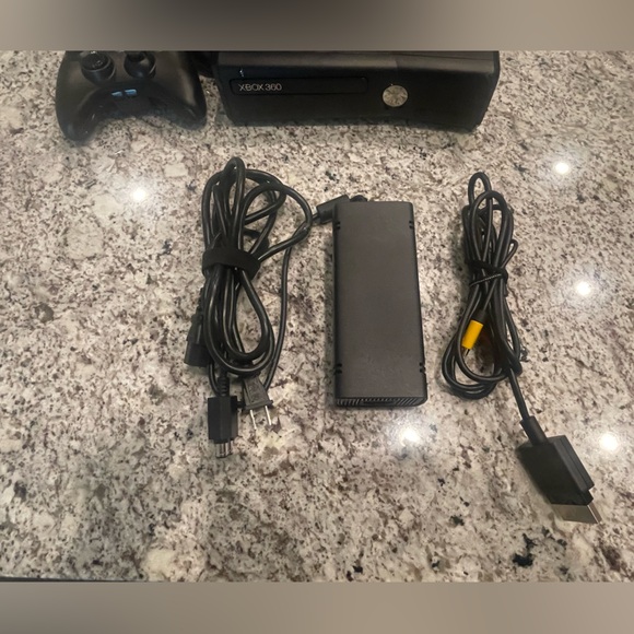 Xbox 360 4GB Kinect Bundle. Xbox 360 console, Kinect adapter, 2 wireless remotes - Picture 8 of 14